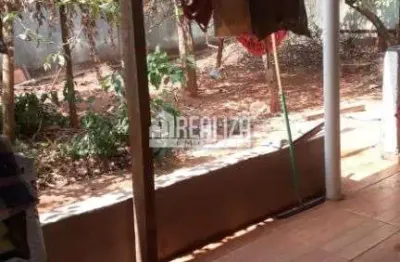 Casa com 2 dormitorios e garagem coberta no bairro antonia candida i - uberaba