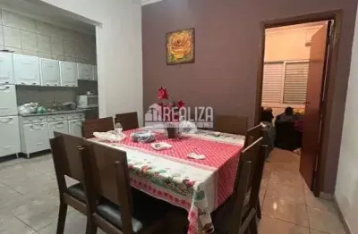 Casa a venda no bairro conjunto manoel mendes, uberaba: 3 dormitorios, suite, churrasqueira e garagem para 2 carros.