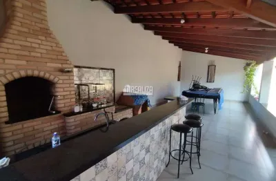 Encantadora casa a venda no bairro de  lourdes, uberaba: 2 dormitorios sendo 1 suite, churrasqueira na varanda