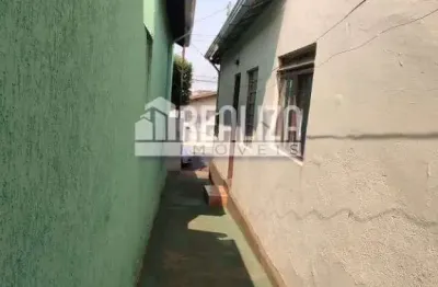 Casa a venda no bairro bom retiro em uberaba | 2 dormitorios, garagem coberta e quintal.