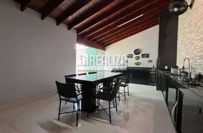 Casa de 3 dormitorios com suite e churrasqueira na varanda em uberaba
