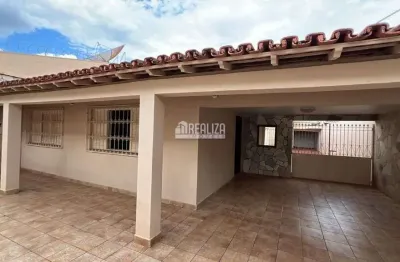 Espacosa casa para alugar no bairro sao benedito, em uberaba