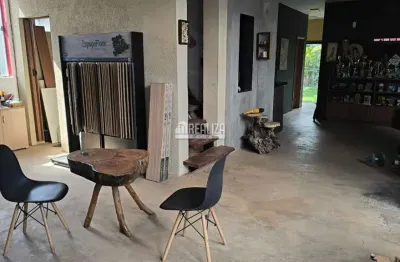 Casa a venda em Uberaba - 3 dormitorios, moveis planejados e quintal com grama!