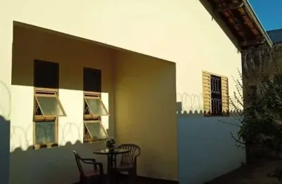 Casa com 2 quartos à venda no Universitário, Uberaba  por R$ 320.000