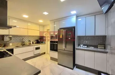 Apartamento de Luxo Garden, reformado, mobiliado, na Rua Paula Freitas quadra da praia
