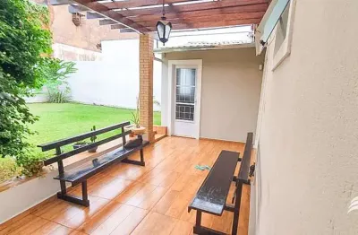 Linda casa à venda no bairro iporã com 03 quartos e charmoso quintal