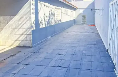 Casa com terreno de 360 m² próxima ao supermercado rondon