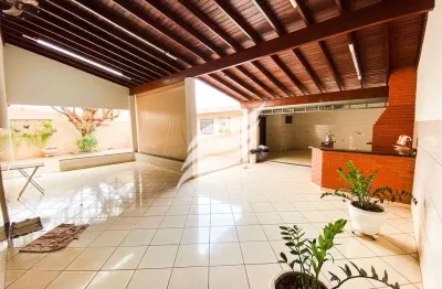 Casa com 03 quartos e churrasqueira à venda no bairro jardim do prado