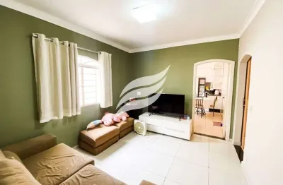 Casa espaçosa com 03 quartos e 02 suítes à venda no bairro dona amélia