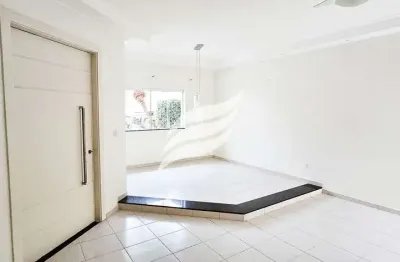 Casa com 03 quartos e piscina à venda no condomínio serra dourada