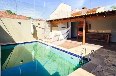 Linda casa com piscina à venda próximo ao supermercado amigão