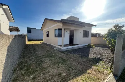 Casa a venda com:  02 dormitórios sala e cozinha lavanderia. apenas a 80 metros do mar.
