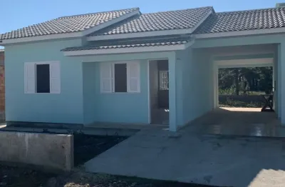 Casa em alvenaria com:  2 dormitorios 1 sala e cozinha conjulgada 1 banheiro 1 lavanderia garagem abera com churrasquera. frente sul 550 metros do mar.