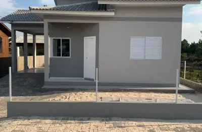 Casa em alvenaria, com: 2 dormitorios 1 sala e cozinha conjulgada 1 banheiro 1 lavanderia garagem abera com churrasquera. frente norte 700 metros do mar.