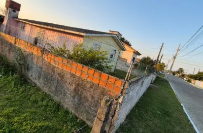 Casa mista, com: - 03 dormitórios (sendo 01 suíte) - 01 banheiro social - sala - cozinha - 01 vaga de garagem com edícula - a 1km do mar.