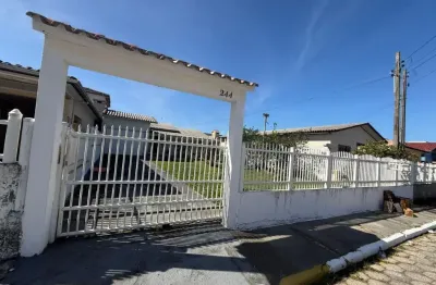 Casa de alvenaria com:  2 dormitórios  sala e cozinha conjugadas banheiro social  garagem