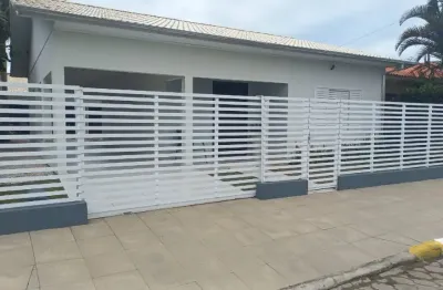 Casa de alvenaria, com:  04 dormitórios  03 banheiros sociais sendo 01 suíte  02 salas  02 cozinhas  mesa de sinuca  piscina churrasqueira  quintal imóvel em ótima localização!