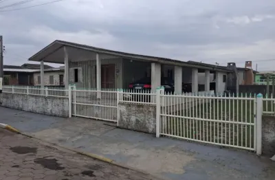 Casa mista à venda contendo: 02 dormitórios 01 banheiro lavanderia churrasqueira garagem coberta para 03 carros. distância para o mar em torno de 350 m