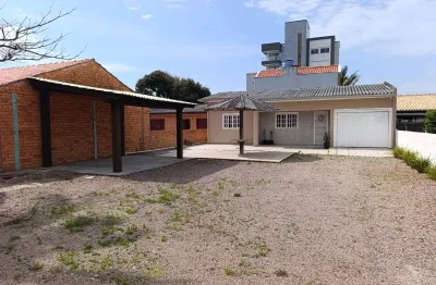 Casa de alvenaria disponivel para venda 03 dormitórios sendo 01 suíte 01 banheiro social sala e cozinha garagem fechada, espaço para 01 vaga quintal com quiosque bem localizada próxima ao mar próxima