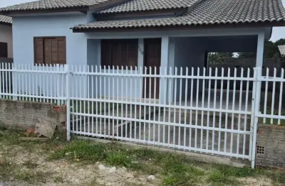 Casa a venda -   02 dormitórios, 1 banheiro social, sala e cozinha conjugada, garagem - casa toda murada com grades.  obs: escriturada e averbada, podendo financiar