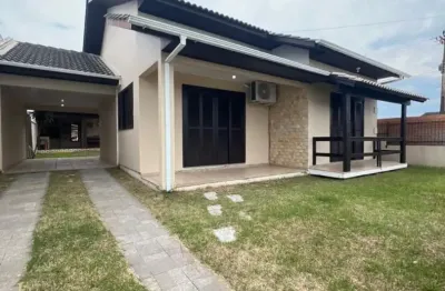 Casa à venda - 2 dormitórios amplos  sala e cozinha integradas  banheiro social  despensa com lavanderia  área gourmet nos fundos com banheiro  piscina