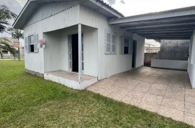 Casa de esquina a poucos metros do mar: 2 dormitórios  sala e cozinha  banheiro social  frente norte  3 vaga(s)  / 300,00 área terreno / 75,00 área construída