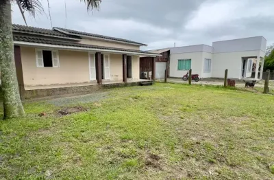Casa à venda, com: frente leste  85m² de área construída 2 dormitórios sala e cozinha integradas banheiro social lavanderia com despensa nos fundos terreno de 300m²  escriturado