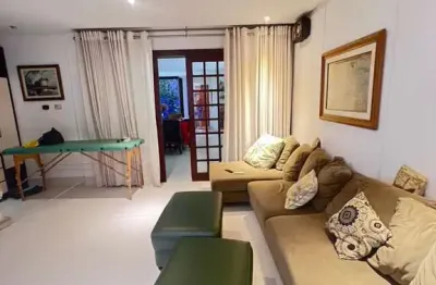 Casa dentro de condominio, com 5 suites, piscina, toda reformada. com 450m² de área construida