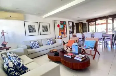 Casa alto padrão em praia do forte, dentro de condominio, com 496m², decorada