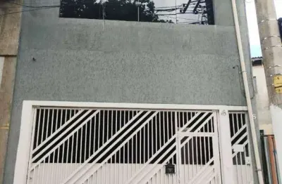 Sobrado com 4 dormitórios, 2 vagas de gargem, completo e com ótima localização