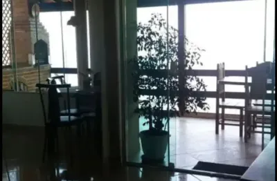 Excelente casa com linda vista para o mar, à 200 m da praia!