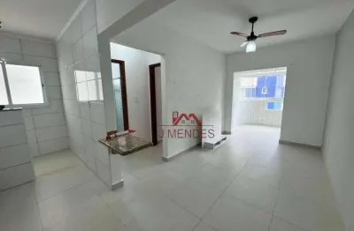 2 dormitorios, pé na areia, 40m da praia e area de lazer.