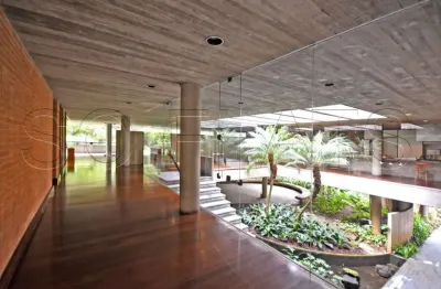 Mansão na cidade jardins disponível para venda com 3100m² de terreno e 976m² construídos
