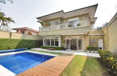 Casa à venda com 546m² de terreno e 500m² de área construída, localizada em área nobre.
