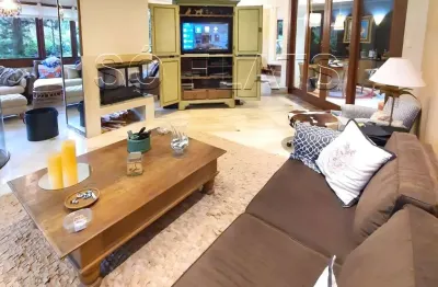Casa nas alameda das cerejeiras - campos do jordão, disponível para venda com 06 suítes e 10 vagas