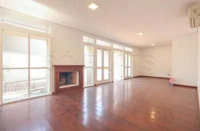 Casa alto padrão no morumbi com 465m², 4 suítes e 4 vagas de garagem