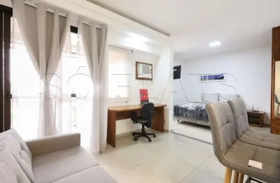 Flat totalmente equipado no q.i, com 1 dormitório e 1 vaga em moema, disponível para locação.