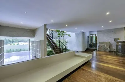 Casa alto padrão no morumbi disponível para venda com 5 suítes, segurança e lazer em rua fechada