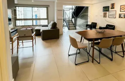 Apto estilo duplex, com uma cozinha gourmet na região do itaim bibi, disponível para locação.