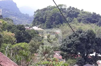 Maravilhosa casa com lindas vistas e privacidade! em rua com guarita de segurança!