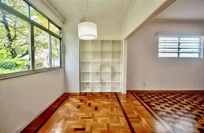 Charmoso apartamento 3 quartos com vaga e elevador.