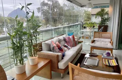 Lagoa, lado Jardim Botanico, 4 quartos, 3 suites, reformado, 3 vagas, 213m2