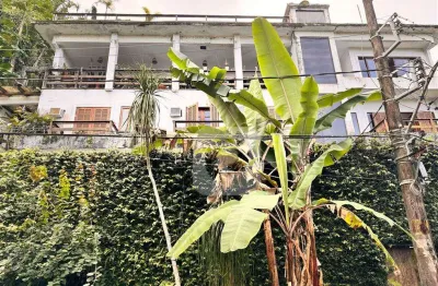 Casa de condomínio em são conrado, rua frei tomás, com 290 m2.