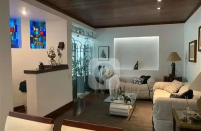 Casa na urca com 302 metros com 4 quartos e piscina.