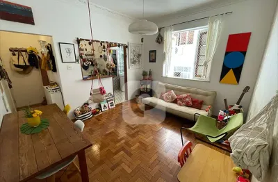 Apartamento 2 quartos com varandinha em charmosa rua da lagoa