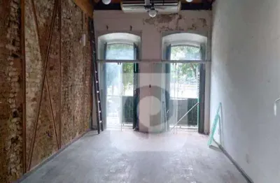 Espaço comercial histórico na praça tiradentes - centro da cidade