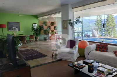 Lagoa 240 m², 3 quartos, 2 vagas, varanda com piscina