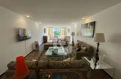 Cobertura triplex com 4 quartos e 2 vagas em área nobre do leblon