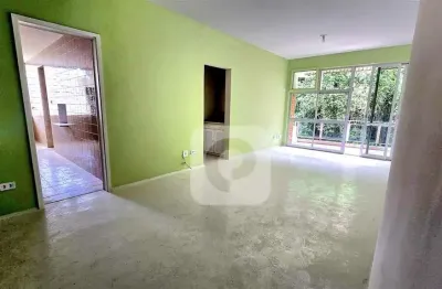 Vendo apartamento em copacabana, sala e quarto com vista verde. ótima localização!