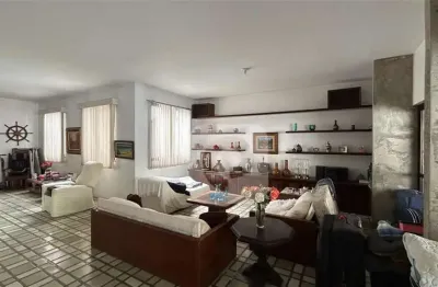 Casa triplex com 6 quartos sendo 5 suítes, 4 vagas, 387m2 na urca por r$ 4.985.000,00